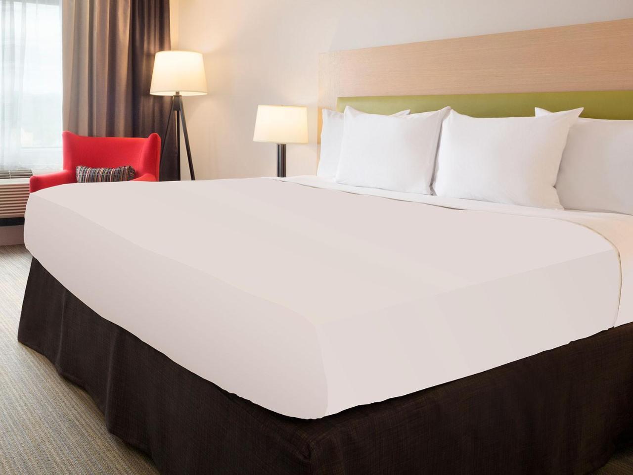 Hotel Country & By Radisson, At Meadowlands, Pa Washington
